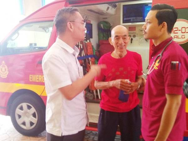 Poay Tiong menemani bapanya,Nian Koon yang tiba di Hospital Alor Gajah untuk melakukan pemeriksaan dengan menaiki EMRS Bomba.