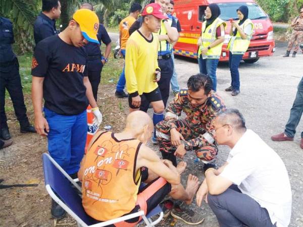 Poay Tiong (kanan) melihat bapanya yang ditemui selamat.