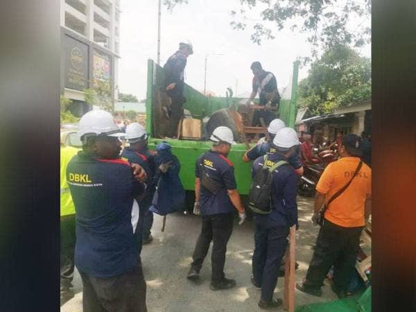 Sebahagian barangan yang disita. FOTO: FB DBKL