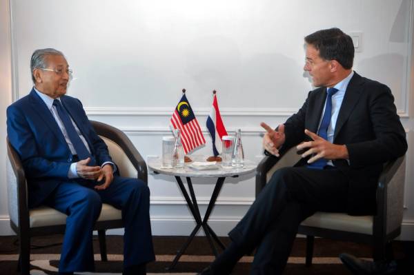 Dr Mahathir (kiri) bersama rakan sejawatannya Mark Rutte mengadakan perbincangan dua hala ketika menghadiri Perhimpunan Agung Pertubuhan Bangsa-Bangsa Bersatu (UNGA) Sesi ke-74.
FOTO: BERNAMA