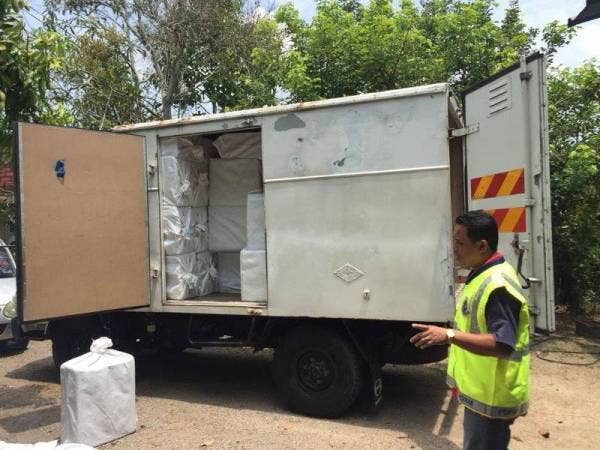 Lori muatan rokok tanpa cukai turut ditahan dalam Op Landai semalam.