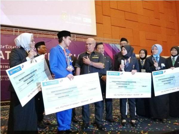 Shamshun Baharin( tengah) beramah mesra dengan pemenang Pertandingan Pidato Anti Rasuah Peringkat Kebangsaan 2019 di Dewan Tun Abdul Razak, Menara Kembar Bank Rakyat, Kuala Lumpur hari ini.