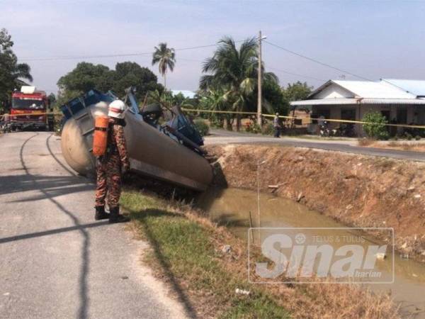Keadaan lori yang terbalik ke dalam tali air di Kampung Parit Mentara 3, Bagan Serai pagi tadi.