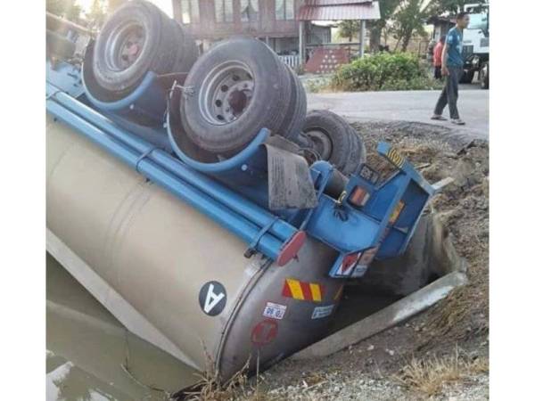 Keadaan lori yang terbalik ke dalam tali air di Kampung Parit Mentara 3, Bagan Serai pagi tadi.