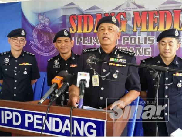 Zainuddin ketika mengadakan sidang akhbar di IPD Pendang hari ini.