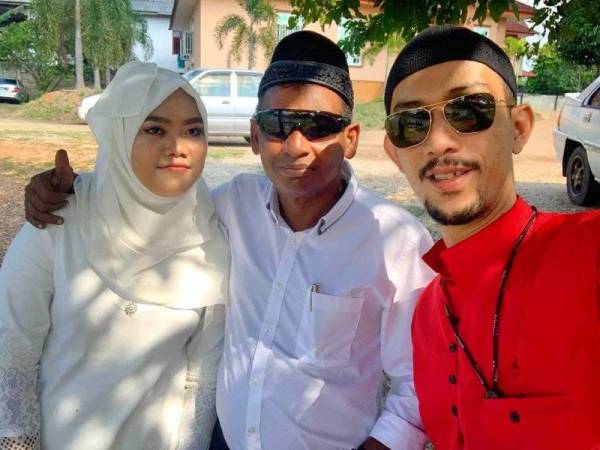 Syed Mohd Amirrudin (kanan) berkongsi berita gembira mengenai perkahwinan Ravi dan isterinya di media sosial.