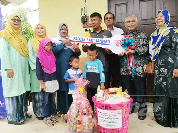Tuan Ramzi (tengah) bersama Mohd Nazri (tiga dari kanan) bersama Mohd Fadzli (dua dari kanan) ketika gimik penyerahan kediaman di bawah Projek Baiti Jannati TNB 2019.