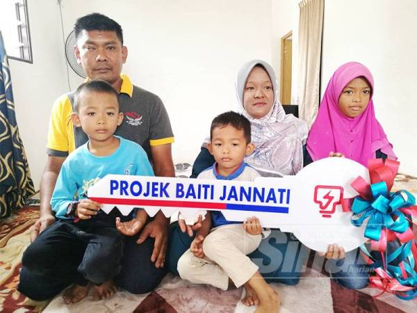 Tuan Ramzi bersama isteri serta tiga anaknya menerima bantuan pembinaan kediaman bernilai RM50,000 di bawah Projek Baiti Jannati TNB 2019.