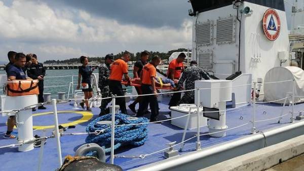 Misi menyelamat dijalankan selepas sebuah perahu naga terbalik di Pulau Boracay, Filipina hari ini. - Foto Facebook Philippine Coast Guard