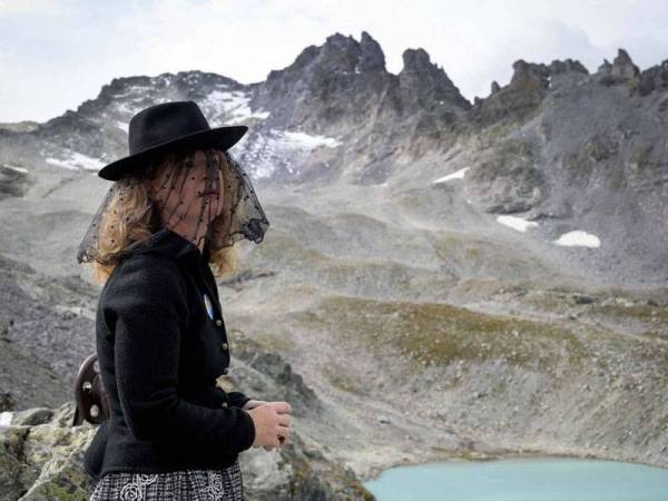 Antara aktivis yang hadir 'upacara pengebumian' glasier tersebut.