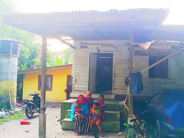 Syamsuria dan anak-anak kini menumpang di rumah keluarga mertua.