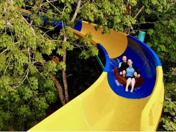 Pengunjung menikmati gelongsor terpanjang di Taman Tema Escape Pulau Pinang.