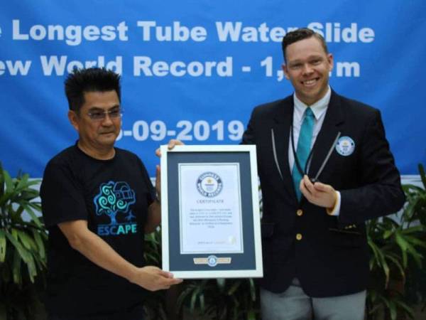 Choo Keng menerima sijil pengiktirafan daripada Pete Fairbairn.