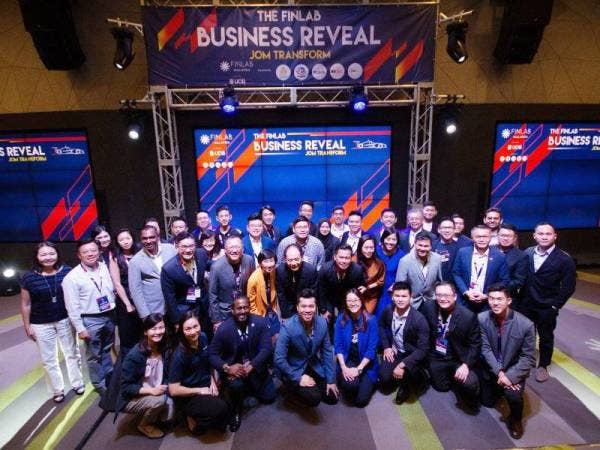 Kim Choong (enam dari kiri) dan Sim (tujuh dari kiri) bergambar bersama sebahagian peserta yang menyertai Program Jom Transform oleh FinLab.