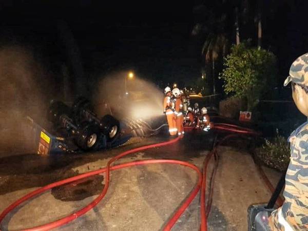 JBPM Perak mengalirkan air ke dalam tangki lori itu bagi memastikan cecair kimia terbabit berada dalam keadaan terlarut.