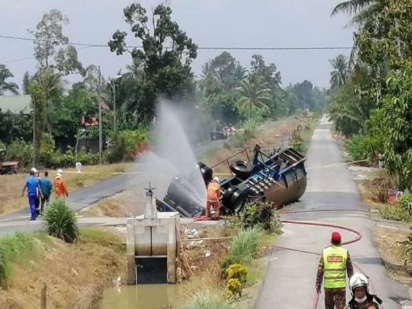 Tindakan awal telah diambil JBPM dengan melakukan proses penyejukan di kawasan sekeliling untuk mengurangkan risiko berlakunya kebakaran.