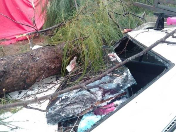 Keadaan kereta Mazuari yang rosak dihempap pokok Rhu.