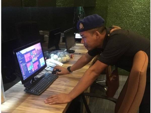 KPDNHEP Selangor melakukan serbuan di sebuah premis hiasan dalaman di Taman Perindustrian, Air Hitam di sini kelmarin.