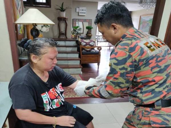 Anggota bomba memberikan bantuan awal kepada mangsa sebelum dihantar ke HSI untuk rawatan lanjut. FOTO: JBPM Johor