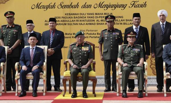 Al-Sultan Abdullah ketika berkenan mengadakan lawatan ke UPNM hari ini.
Turut hadir Menteri Pendidikan, Dr. Maszlee Malik (kiri) dan Naib Canselor UPNM, Leftenan Jeneral Datuk Abdul Halim Jalal. - Foto Bernama
