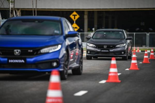 


ACC berfungsi untuk mengekalkan jarak dan kelajuan selamat dengan kenderaan di depan dalam julat kelajuan 30 hingga 180 km/j.