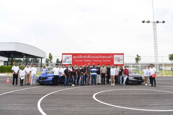 


BARISAN pengurusan Honda Malaysia dan pengamal media merakamkan gambar kenangan selepas sesi pandu uji Sistem Bantuan Honda Sensing.