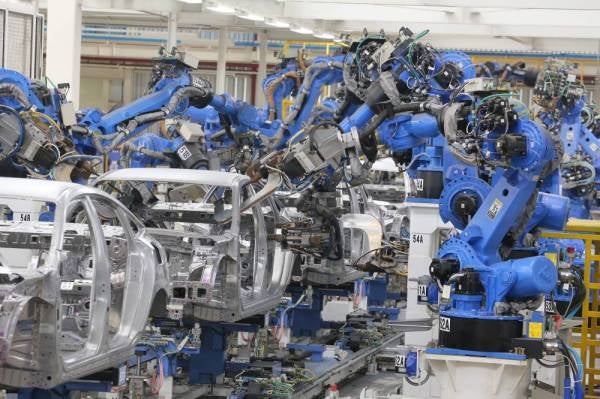 ROBOT yang melakukan kerja-keja mengimpal.