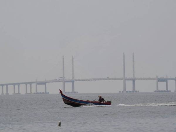 Jambatan Sultan Abdul Halim Muadzam Shah jelas berikutan keadaan jerebu berkurangan hari ini. - Foto Bernama 