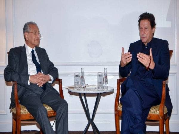 Dr Mahathir bersama Imran Khan ketika mengadakan perbincangan dua hala, semalam. FOTO: BERNAMA