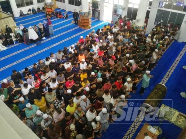 Solat jenazah yang diadakan di Masjid Salehuddin Al-Ayyubi Taman Melati di sini hari ini. 