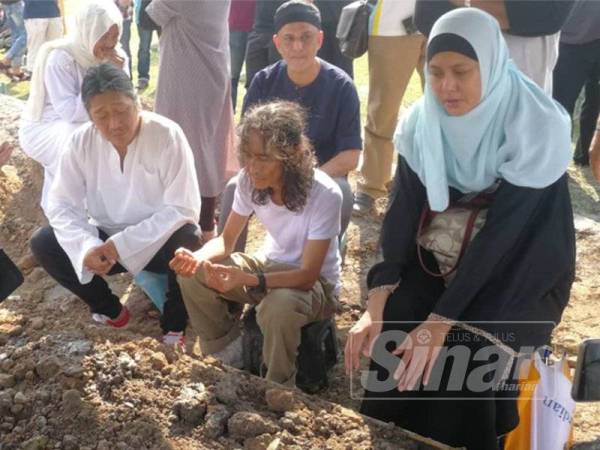 Pemain gitaris utama kumpulan Search, Hamzah Abdul Taib atau Kid Search (duduk tengah) turut hadir memberi penghormatan terakhir kepada Allahyarham Yazit di Tanah Perkuburan Raudatul Sakinah, Taman Selasih petang tadi.