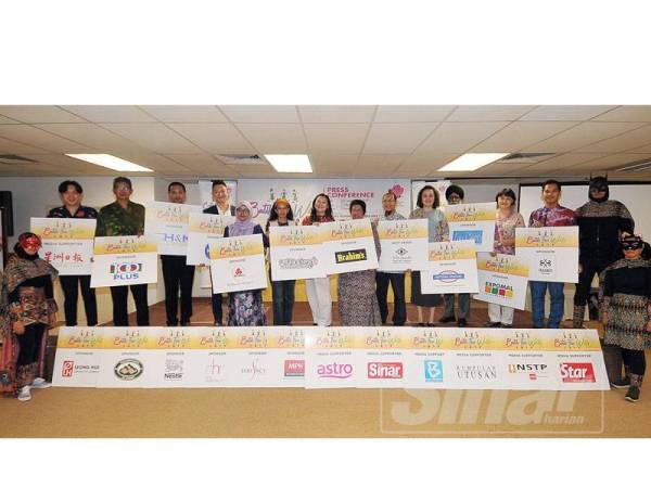 Pengerusi Yayasan Budi Penyayang Malaysia, Nori Abdullah dan Ketua Pegawai Eksekutif, Datuk Leela Mohd Ali bergambar penaja untuk acara Batik Fun Walk 2019. - Foto Sinar Harian/ROSLI TALIB