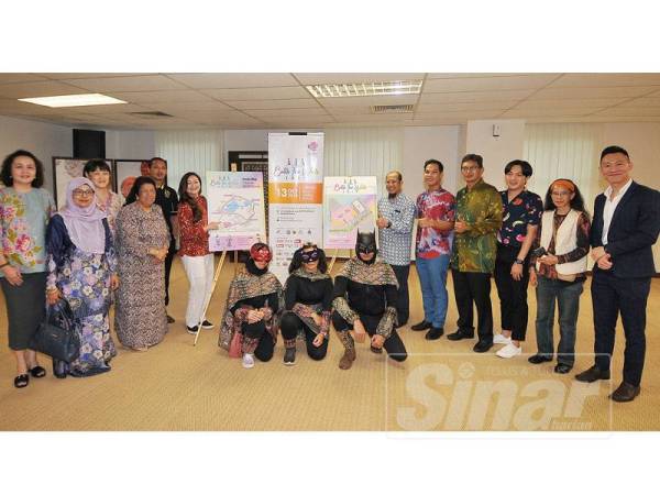 Pengerusi Yayasan Budi Penyayang Malaysia, Nori Abdullah dan Ketua Pegawai Eksekutif, Datuk Leela Mohd Ali bergambar penaja untuk acara Batik Fun Walk 2019. - Foto Sinar Harian/ROSLI TALIB