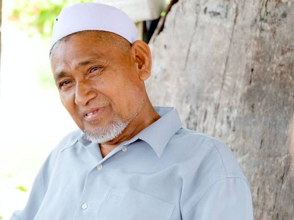 Bapa Allahyarham Muhammad Adib; Mohamad Kassim Abdul Hamid, 64, memerhati para tetamu yang hadir pada Majlis Tahlil dan Bacaan Surah Yasin untuk Allahyarham di kediaman mereka di Kampung Tebengau hari ini.--fotoBERNAMA
