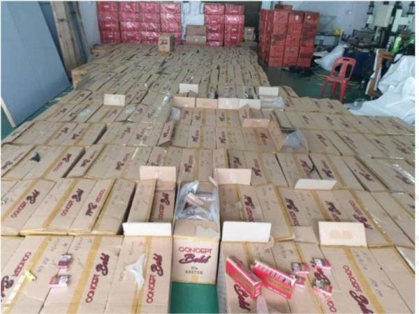 Rampasan rokok susulan tertangkapnya dua lelaki dalam operasi di Nilai Negeri Sembilan.