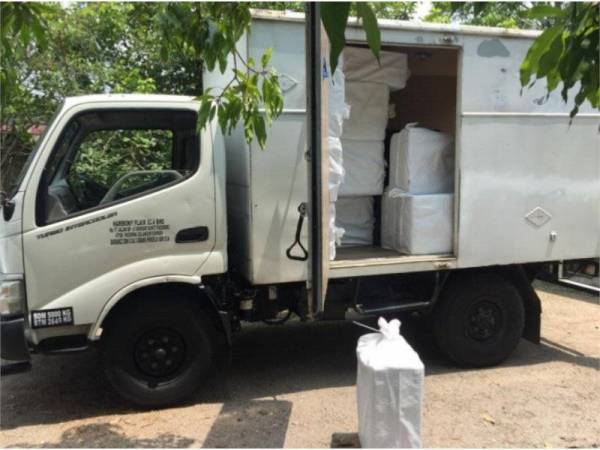 Sebuah lori yang dirampas selepas didapati membawa rokok seludup di kawasan Lorong Hj Ismail Jalan Dato Kumbar Alor Setar Kedah.