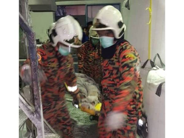 Anggota bomba membawa keluar mayat mangsa untuk diserahkan kepada pihak polis untuk tindakan selanjutnya.