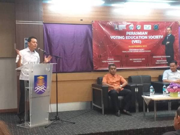 Azhar Azizan semasa memberi ucapan perasmian program Voting Education Society di UiTM Seremban malam tadi.