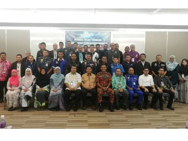 Peserta bengkel merakam gambar kenangan selepas acara perasmian penutupan bengkel.