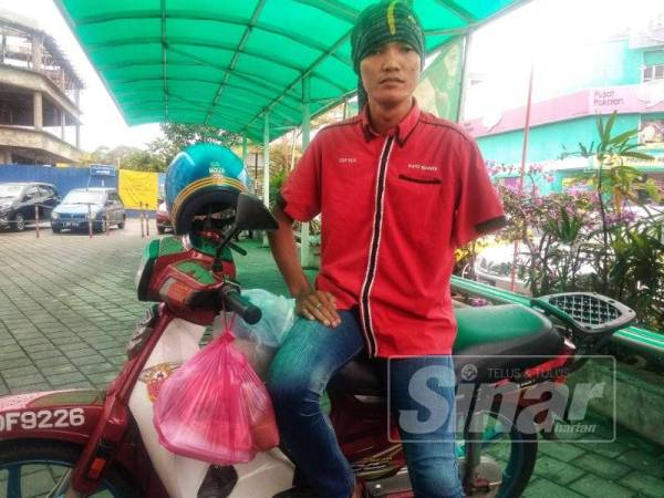 Selain membuat perkhidmatan runner, Hafis turut mencuri masa membantu orang lain.