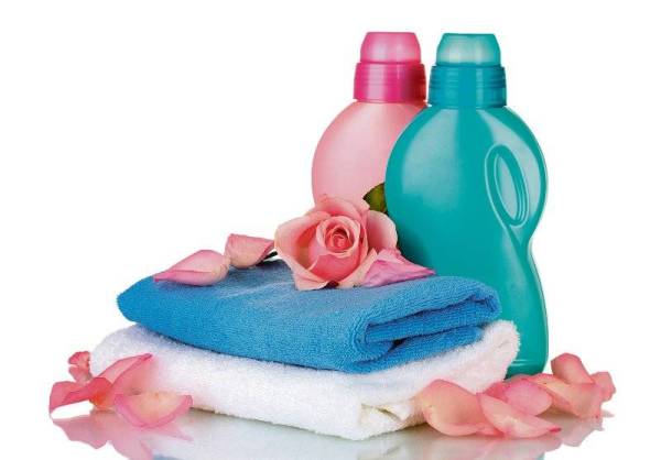 JIKA pewangi pakaian atau peluntur digunakan untuk tujuan solat dan selainnya, hukum asalnya harus walaupun ia mungkin mengandungi alkohol kerana ia diletakkan untuk penstabilan bau ataupun warnanya. 