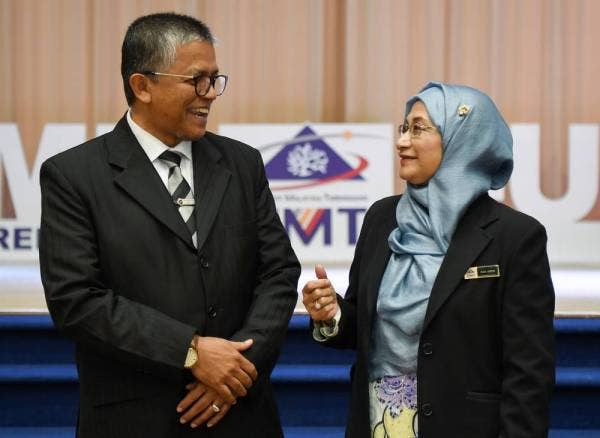Naib Canselor UMT Prof Datuk Dr Nor Aieni Mokhtar (kanan) berbual sesuatu bersama Naib Canselor UniSZA Prof Datuk Dr Hassan Basri Awang Mat Dahan (kiri) berbincang sesuatu ketika hadir pada Majlis Penutup 'Higher Education English Language Carnival 2019 (HE ELCA 2019)' di Universiti Malaysia Terengganu semalam. -Foto Bernama
