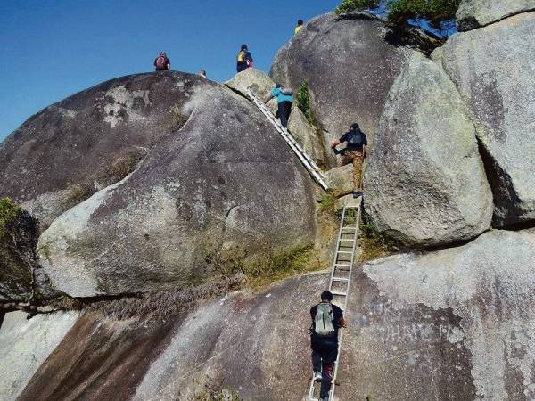 HIBURAN juga boleh diperoleh melalui aktiviti-aktiviti rekreasi dan lasak seperti mendaki gunung.