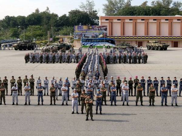 Panglima Angkatan Tentera Jeneral Tan Sri Zulkifli Zainal Abidin (tengah) bergambar bersama Warga Angkatan Tentera Malaysia pada Sambutan Hari Angkatan Tentera Malaysia ke 86 di Pengkalan Tentera Laut Diraja Malaysia hari ini. - Foto Bernama