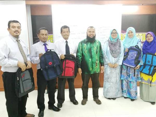 Mohamad Azlan memberi sumbangan 10,000 beg kepada pelajar kurang berkemampuan di Terengganu dan Kelantan.