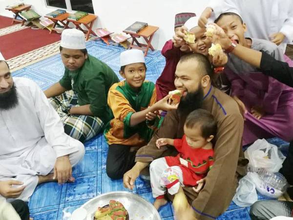 Kemesraan Mohamad Azlan dengan pelajar tahfiz.