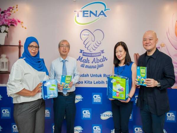 DR ERIC (kanan) menunjukkan risalah mengenai idea pengubahsuaian kamar, tidur, bilik mandi dan ruang tamu yang sesuai diimplemenkan untuk kediaman yang dihuni oleh ibu bapa pada sidang media di ibu kota baru-baru ini.