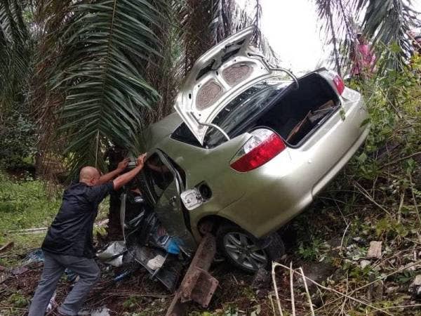 Keadaan kereta yang dinaiki kedua-dua wanita terbabit. FOTO: IHSAN POLIS