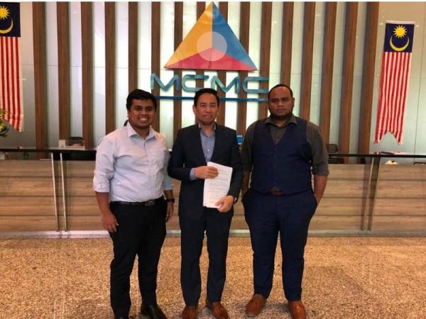 Mahmood Kassim (tengah) membuat laporan polis hari ini berhubung tuduhan menerima sebuah kereta jenis Toyota Velfire daripada kontraktor seperti dilaporkan sebuah blog. Foto: FB Mahmood Kassim