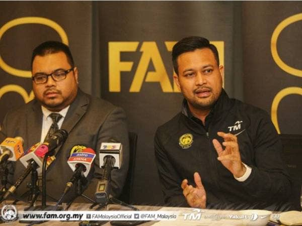 Stuart Ramalingam (kanan) ketika bercakap pada sidang media di sini hari ini. - Foto Football Association of Malaysia (Official)